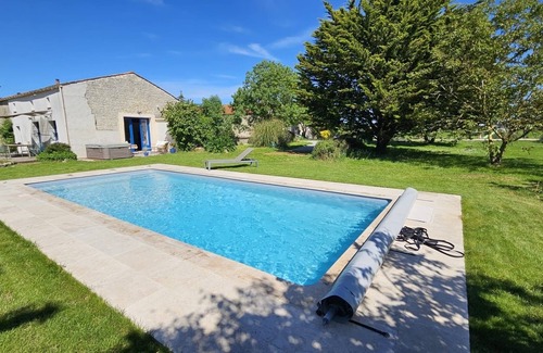 Surgeres House | Maison Charentaise Idéale Pour une Famille Avec Grand Parc et Piscine