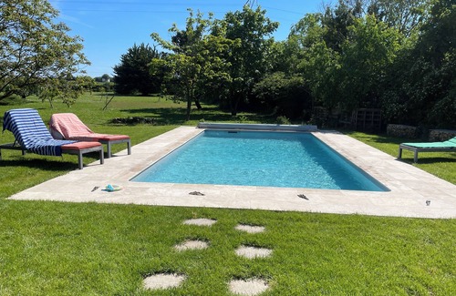Surgeres House | Maison Charentaise Idéale Pour une Famille Avec Grand Parc et Piscine