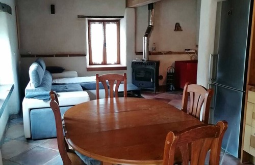 Saint-Laurent House | Maison colorée et chaleureuse avec terrasse et jardin.