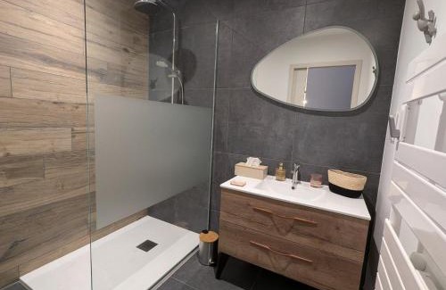 Sanchey House | Maison conviviale avec terrasse privée à Sanchey - FR-1-589-800