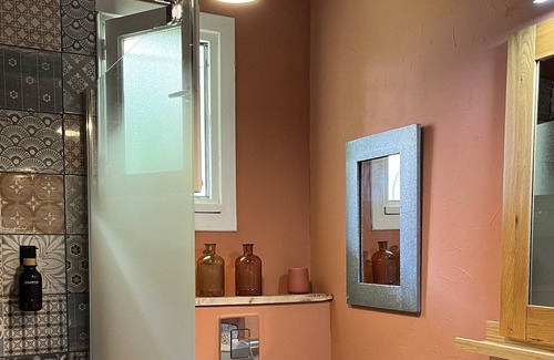 Rives House | Maison D'artiste : Votre Oasis de Calme, Cosy, Verdure et Terrasse Privative
