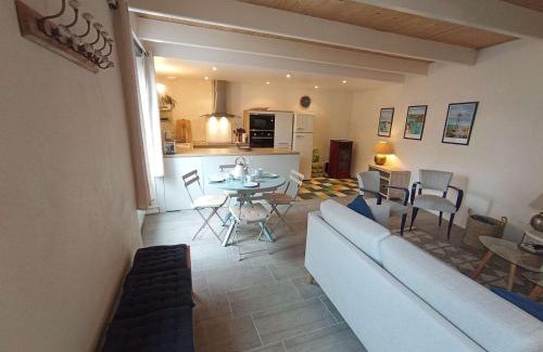 Saint-Sauveur-en-Puisaye Villa | Maison de charme 3* au cœur d’Étel pour 4 personnes, proche plage et commodités - FR-1-479-234