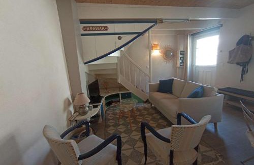 Saint-Sauveur-en-Puisaye Villa | Maison de charme 3* au cœur d’Étel pour 4 personnes, proche plage et commodités - FR-1-479-234