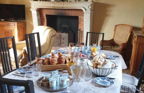 Bazouges-sur-le-Loir Bed & Breakfast | Maison d'hôtes près de La Flèche, adaptée PMR, animaux admis, petit-déjeuner inclus - FR-1-410-475