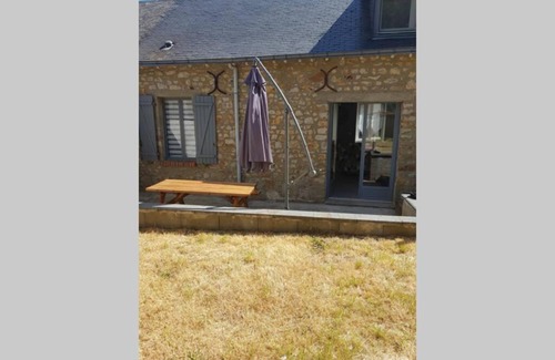 Sainte-Suzanne-and-Chammes House | Maison de charme avec cour fermée et Wi-Fi