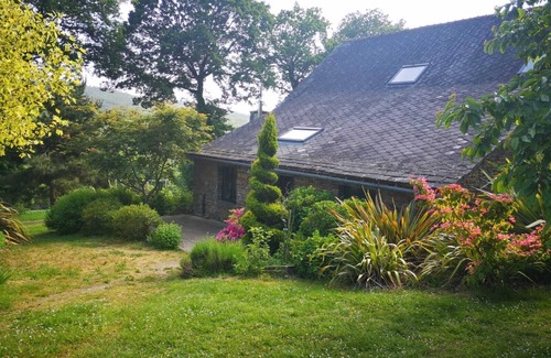 Bon Repos sur Blavet House | Maison en Pierre D'ardoise, sur Flanc de Collines et Près des Sentiers de Nature