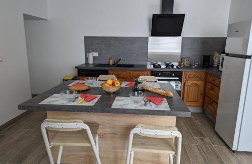 Puyreaux House | Maison lumineuse avec cour privative, proche sites culturels, tout confort, équipé bébé, wifi inclus - FR-1-653-98
