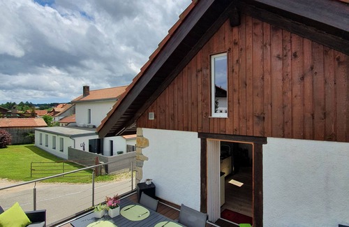 Lajoux House | Maisonette with terrace and carport