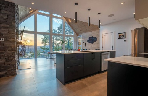 Saint-Damien Apartment | Majesta & Lumina| Sleeps 20 |Pool Table | Hot Tubs