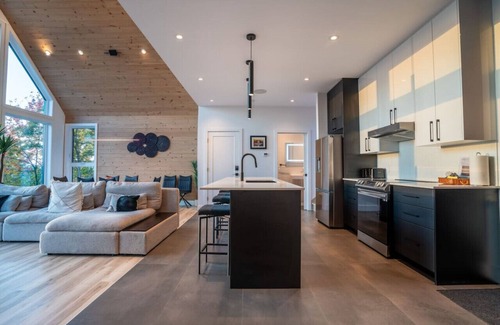 Saint-Damien Apartment | Majesta & Lumina| Sleeps 20 |Pool Table | Hot Tubs