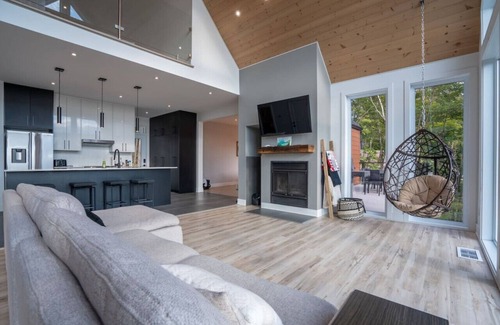 Saint-Damien Apartment | Majesta & Lumina| Sleeps 20 |Pool Table | Hot Tubs