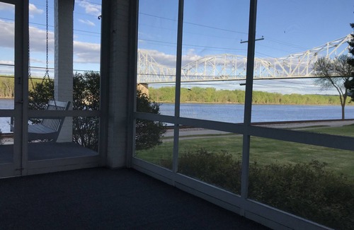 Lansing House | Majestic Mississippi River Views! Booking for October!