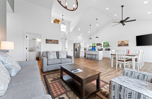 Table Rock House | Majestic On Tablerock 5 Bedroom Home by RedAwning