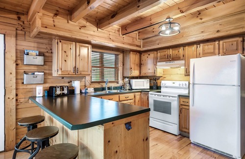 Sevierville Cabin | Majestic Smoky Mountain Views/HotTub/Arcade