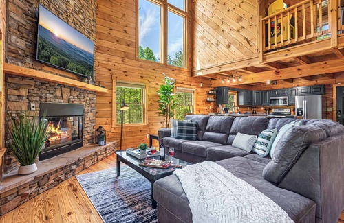 Gatlinburg - Pigeon Forge Cabin | Majestic Sunrise Mountain Views - 3 king beds - theater - hot tub - pool table