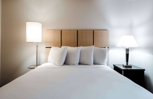 Fossil Creek Hotel | Make Your Trip More Enjoyable! Pets Allowed, Free Parking Onsite