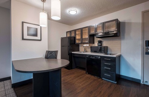 Fossil Creek Hotel | Make Your Trip More Enjoyable! Pets Allowed, Free Parking Onsite