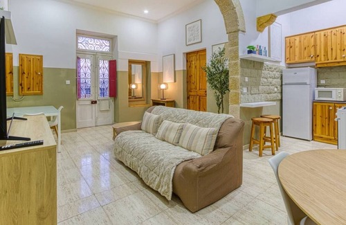 Senglea Apartment | Maltese Maisonette in Historic Isla with Sea Views