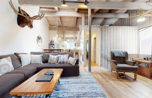 Mammoth Lakes Condo | Mammoth Estates Condo - Near Village at Mammoth & Pet Friendly by RedAwning