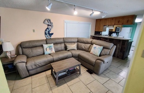 Spring Hill House | Manatee House Waterfront 3+ bedroom home with Hot Tub in Weeki Wachee