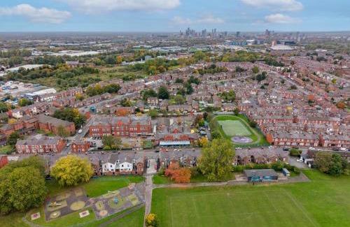 Clayton House | Manchester Seymour Escape Spacious 4BR Home for 8