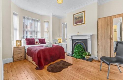 Clayton House | Manchester Seymour Escape Spacious 4BR Home for 8