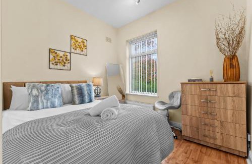 Clayton House | Manchester Seymour Escape Spacious 4BR Home for 8