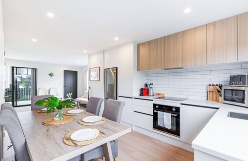Mangere Bridge House | Māngere Bridge Retreat – Just 10 Minutes to the Airport!