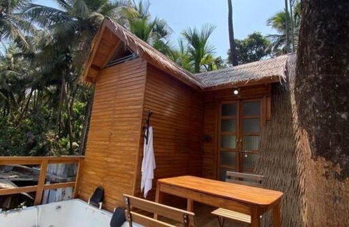 Varchi Ali House | Mangifera TreeHouse-Elixir beach farm-Jacuzzi-cozy