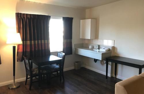 Tree Section Hotel | Manhattan Inn & Suites