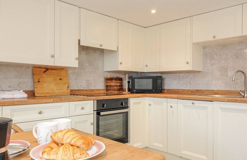 Callington Cottage | MANOR COTTAGE BARN, pet friendly, with a garden in Callington