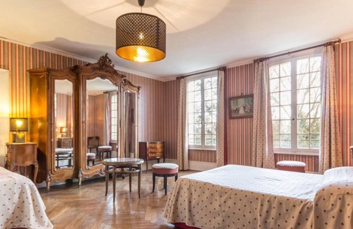 Le Thuit House | Manor on the banks of the Seine - sleeps 40