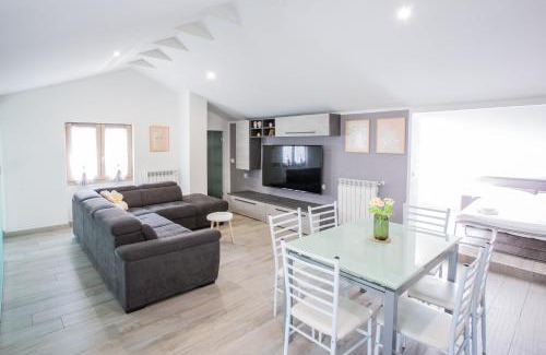 Luino Apartment | Mansarda in centro - Relax a due passi dal Lago Maggiore