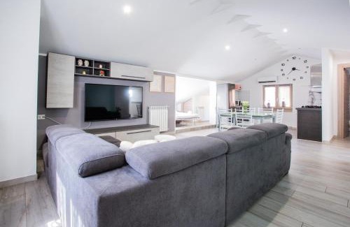 Luino Apartment | Mansarda in centro - Relax a due passi dal Lago Maggiore