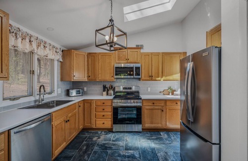 Berkeley Springs Cabin | Maple Haven-Escape room, treehouse loft, fire pit, pool access, game room, grill