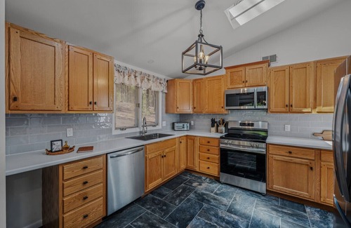 Berkeley Springs Cabin | Maple Haven-Escape room, treehouse loft, fire pit, pool access, game room, grill