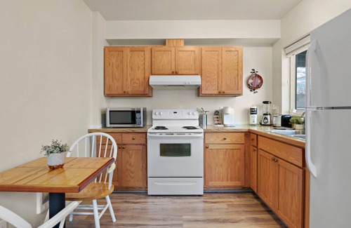 West Central Apartment | Maple Manor Urban Retreat