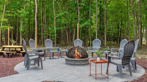 Briar Crest Woods House | Maple Oasis by AvantStay Newly Built w Hot Tub Game Room Fire Pit