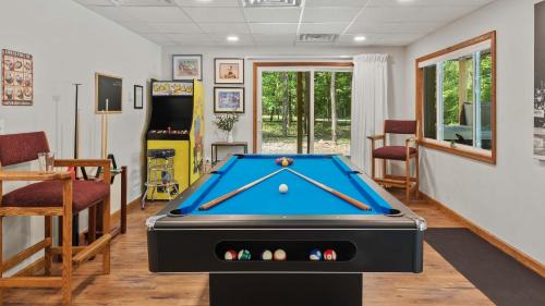Briar Crest Woods House | Maple Oasis by AvantStay Newly Built w Hot Tub Game Room Fire Pit