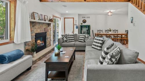 Briar Crest Woods House | Maple Oasis by AvantStay Newly Built w Hot Tub Game Room Fire Pit