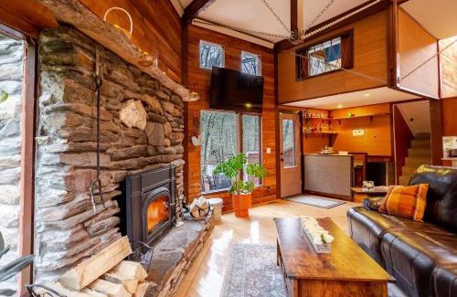 Hancock House | MapleCastle = HotTub, RiverSide, IndoorHummock, FirePlace, BackYard