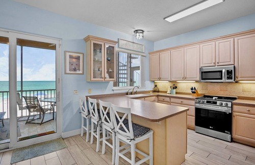 Bradenton Beach Condo | Marbella Villa 04: Family-Friendly 3-Bedroom Beachfront Condo Bradenton Beach