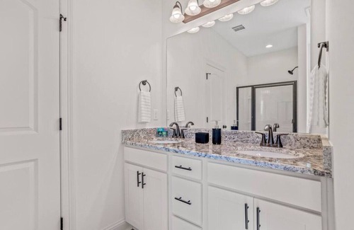 Lake Charles House | Mardi Gras Magic Krew Celebration Cottage - WCN242