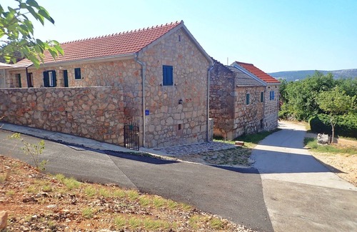 Seline Apartment | Mareta apartment with free wifi in a stone house