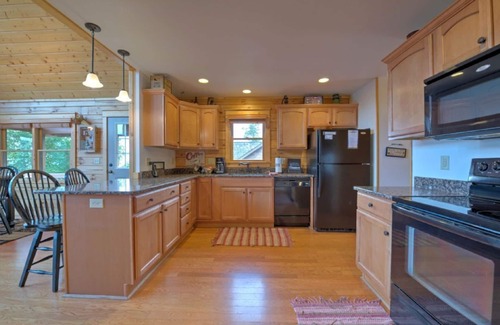 Wolf Laurel Cabin | Margaritaville | Tiki Bar, Views, Game Room + Biltmore Pass by Hatley Pointe