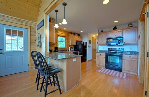 Wolf Laurel Cabin | Margaritaville | Tiki Bar, Views, Game Room + Biltmore Pass by Hatley Pointe