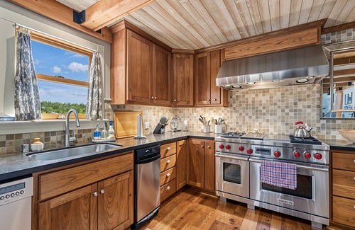 Groveland House | Marina Beach Lodge - Lakefront Home on Beach! by Yosemite Region Resorts