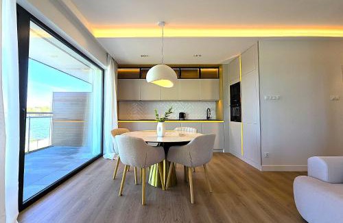 Ostroda Apartment | Marina Ostróda IV - super widok na jezioro, 10 m do wody, taras i balkon, winda, klima, garaż