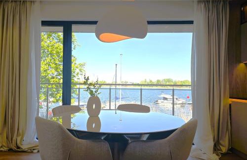 Ostroda Apartment | Marina Ostróda IV - super widok na jezioro, 10 m do wody, taras i balkon, winda, klima, garaż