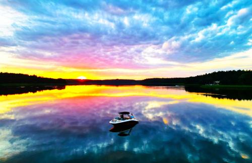 Ostroda Apartment | Marina Ostróda IV - super widok na jezioro, 10 m do wody, taras i balkon, winda, klima, garaż